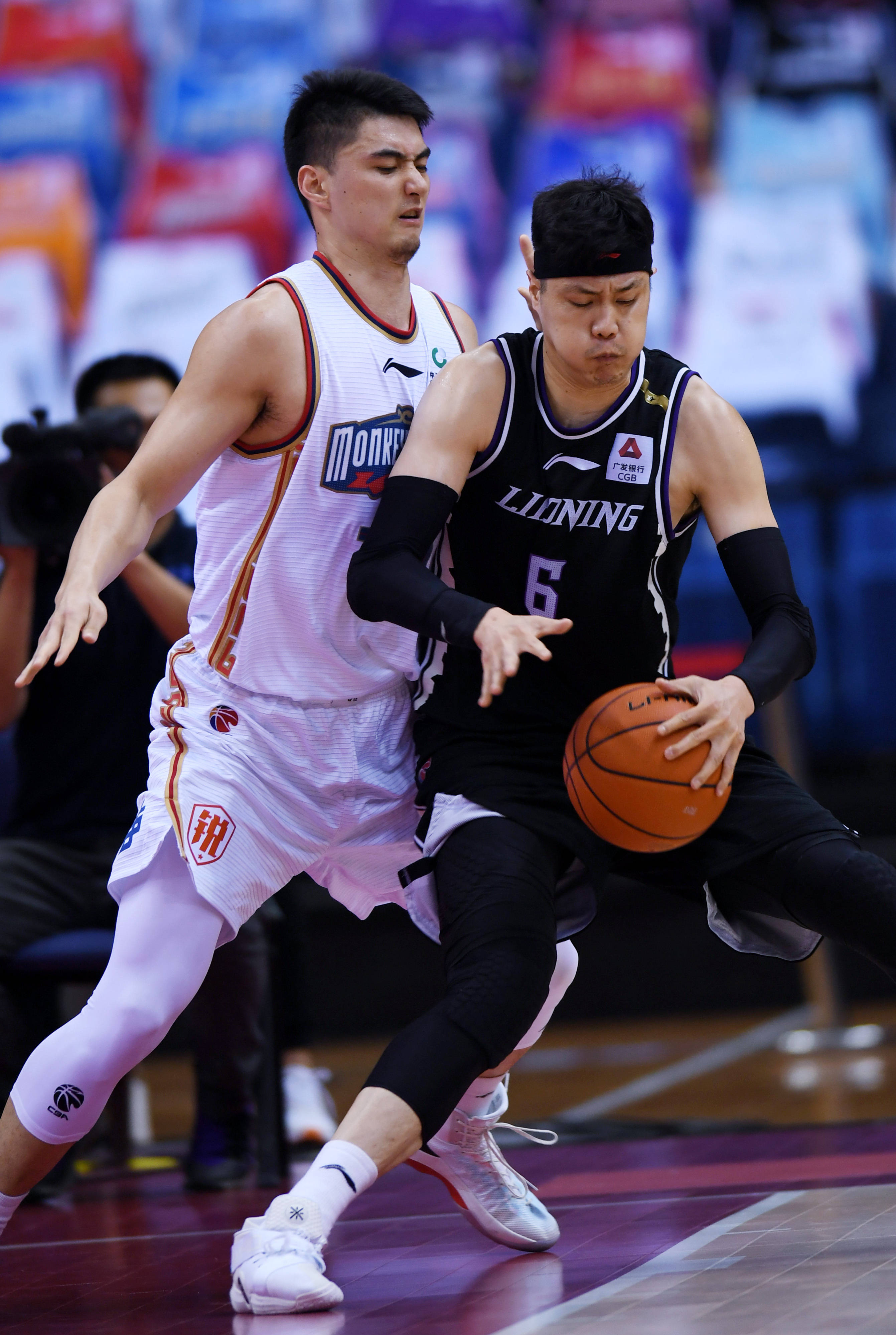 均属于中超 均属于中超