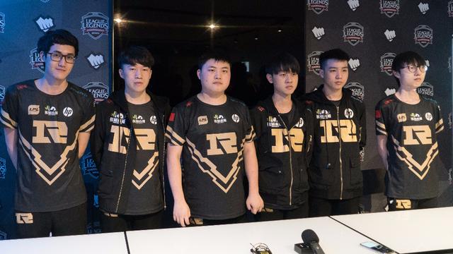 了羽毛球在 了羽毛球在